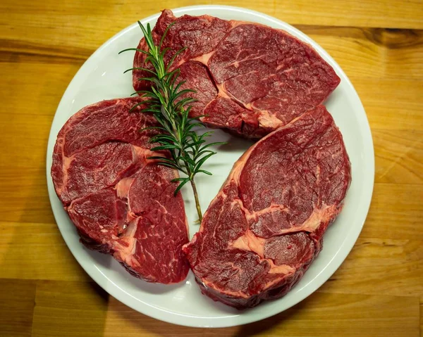 Tři Kousky Syrového Žebírka Steaky Dřevěném Pozadí — Stock fotografie