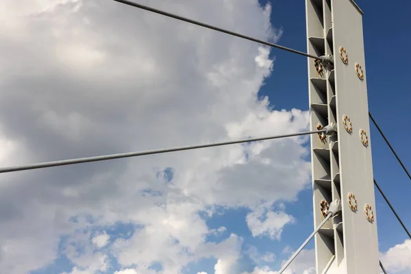 劇的な曇天の背景の鋼製の柱とケーブル — ストック写真