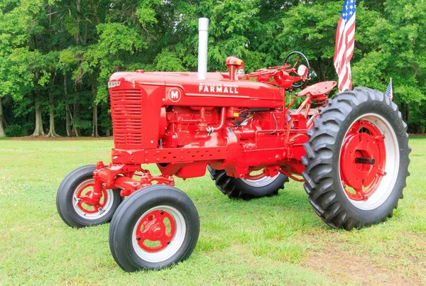 Ein Schuss Des Roten Farmall Traktors Auf Dem Feld Den — Stockfoto