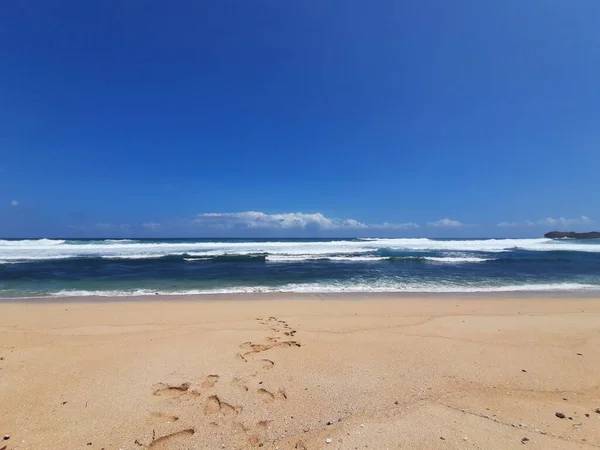 Vedere Plajă Nisip Amprente Picior Mare Valuri Cer Albastru Plaja — Fotografie, imagine de stoc