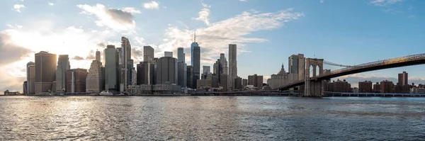 Panoramabild Över New York City Skyline Mot Blå Molnig Solnedgång — Stockfoto