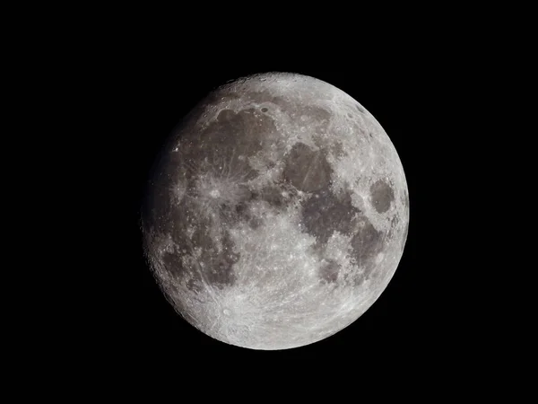 在漆黑的夜空中放大了的月亮景象 — 图库照片