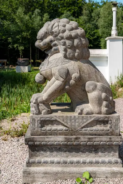 Eine Vertikale Aufnahme Einer Statue Eines Sitzenden Chinesischen Löwen Yangtorp — Stockfoto
