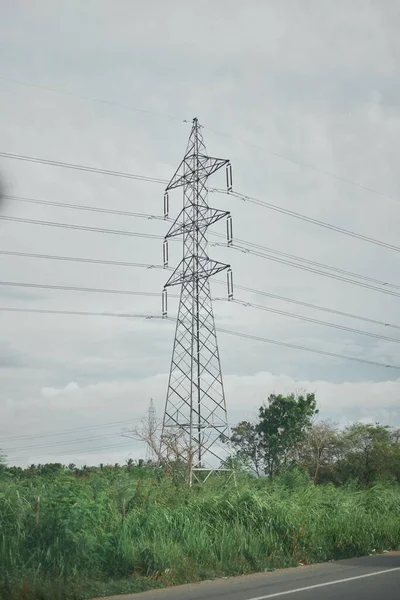 Disparo Vertical Una Torre Transmisión Una Zona Rural Fondo Nublado — Foto de Stock