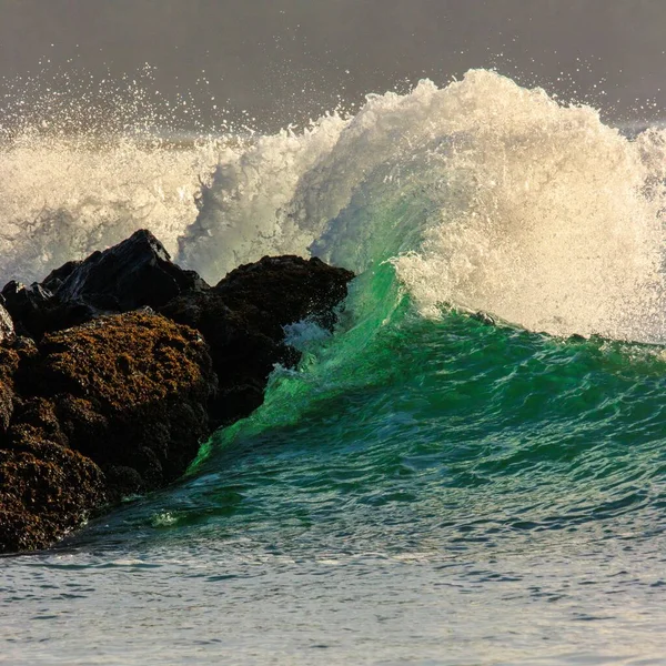 巨浪击中了海里的岩石 — 图库照片