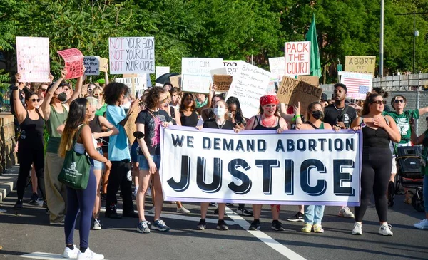 在穿过纽约市布鲁克林大桥之前 参与者举着支持堕胎的横幅 — 图库照片