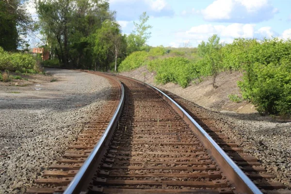 Spoorweg Met Een Groen Landschappelijk Uitzicht Tegen Een Bewolkte Lucht — Stockfoto