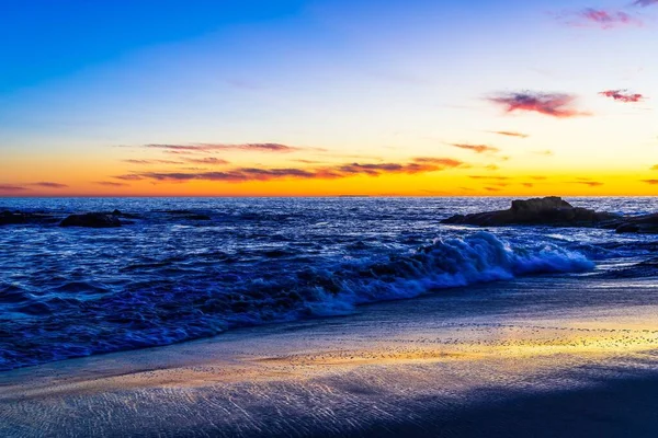 Les Vagues Bleues Océan Atteignant Les Sables Rivage Lever Soleil — Photo