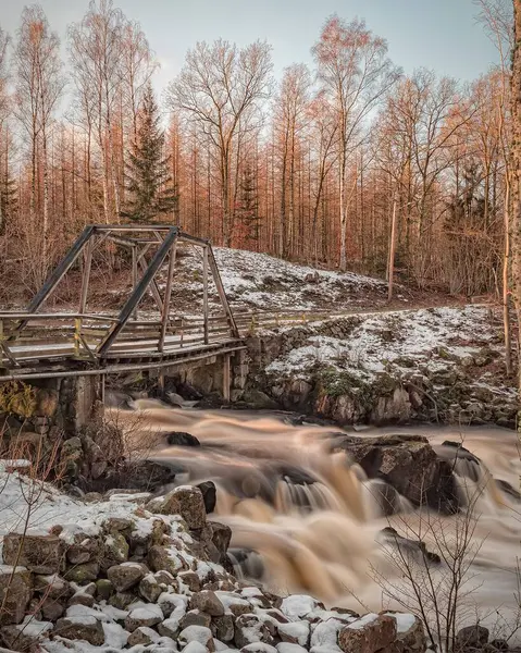 Uzavřený Starý Most Přecházející Rychle Tekoucí Vodopád — Stock fotografie