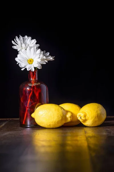Uma Vida Tranquila Limões Margaridas Vaso Fundo Preto — Fotografia de Stock