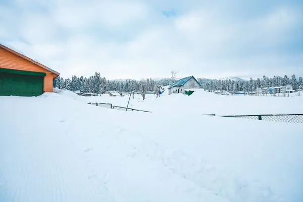 Hermoso Paisaje Invernal Densos Bosques Pequeñas Casas Madera Cubiertas Nieve —  Fotos de Stock