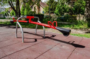 Güneşli bir günde Sırbistan 'ın Novi Sad kentinde oynanacak renkli oyun parkı slaytı ve oyunları
