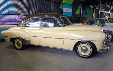 Eski bej Chevrolet Chevy Styleline Deluxe 4 kapılı sedan 1949 - 1952 depo avlusunda. Expo Fierro 2022 Klasik araba şovu