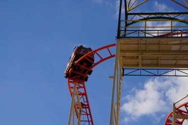 Lunaparktaki renkli atlıkarınca.