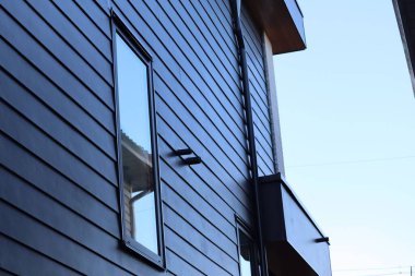 Güneşli bir günde modern bir binanın alçak açılı görüntüsü