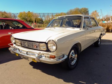 Avellaneda, Arjantin - 7 Mayıs 2022: 1970 civarında eski beyaz spor IKA Renault Torino sedan. Expo Fierro 2022 klasik araba şovu. Kopyalama alanı