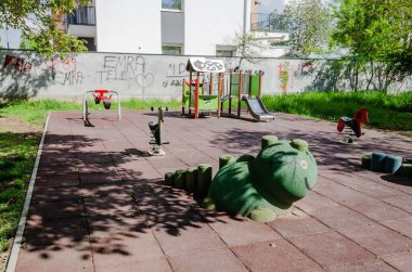 Güneşli bir günde Sırbistan 'ın Novi Sad kentinde oynanacak renkli oyun parkı slaytı ve oyunları