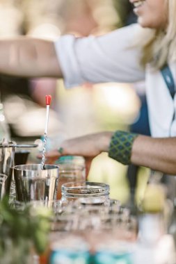 Bir barmen dışarıda kokteyl yapıyor.