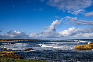 Güneşli bir günde kayalık adaların ve kayalıkların manzarası.