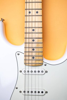 Beyaz Gitar 'ın fotoğrafı. Çoklu pikaplı Elektro Gitar.