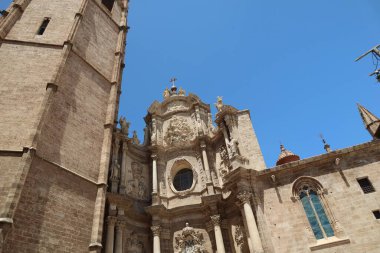 Taştan yapılmış eski İspanyol Katolik Kilisesi