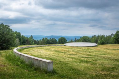 Meşhur Bureplatsen manzarası, İsveç Sundsvall 'da büyük bir kara sanat heykeli.