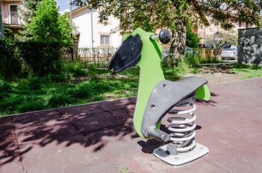 Sırbistan 'ın Novi Sad kentinde güneşli bir günde renkli oyun sahası salıncak ve oyunları