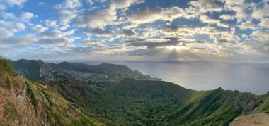 Hawaii 'deki Oahu Adası volkanında panoramik bir gün doğumu manzarası