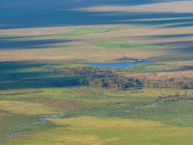 Vadideki küçük bir gölün güzel bir görüntüsü.