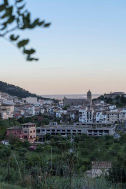 Günbatımında Mallorca 'nın tarihi Bunyola kasabasının dikey hava görüntüsü