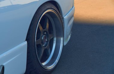 Eski gümüş renkli bir arabanın direksiyonuna yakın çekim.