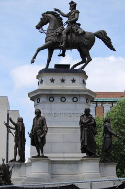 Richmond, Virginia, ABD 'deki Virginia State Capitol Meydanı' ndaki heykellerin dikey çekimi