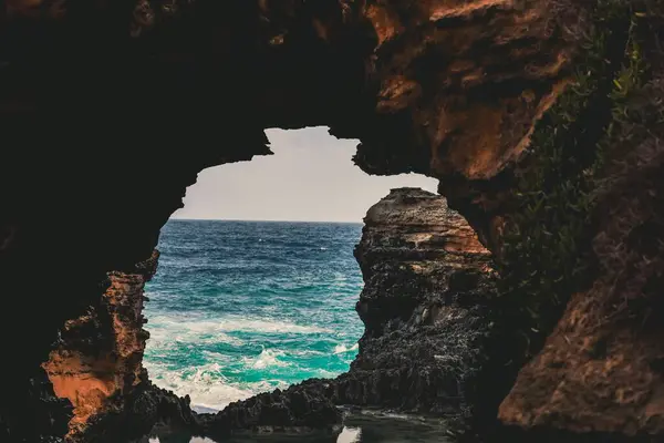 Een Schilderachtig Uitzicht Rotsachtige Eilanden Kliffen Zee Een Zonnige Dag — Stockfoto