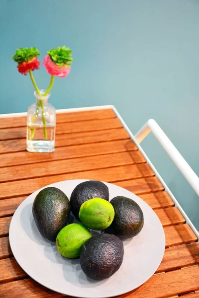 Plato Aguacates Limas Sobre Fondo Celeste — Foto de Stock