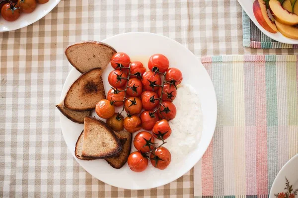 Pain Grillé Avec Des Tomates Sur Une Assiette — Photo