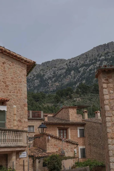 Vertikální Záběr Starých Kamenných Budov Fornalutxu Mallorca Proti Zeleným Horám — Stock fotografie