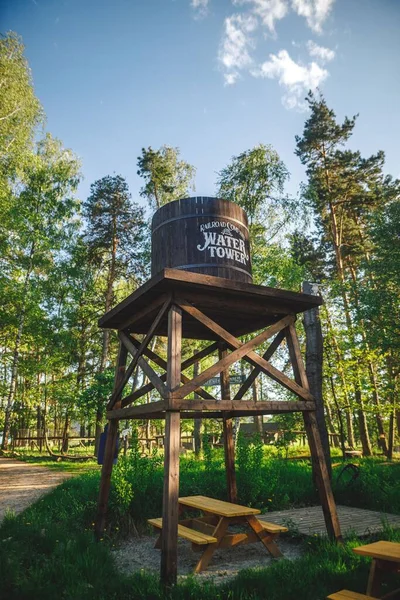 Eine Vertikale Aufnahme Eines Alten Wasserreservoirs Westlichen Stil — Stockfoto