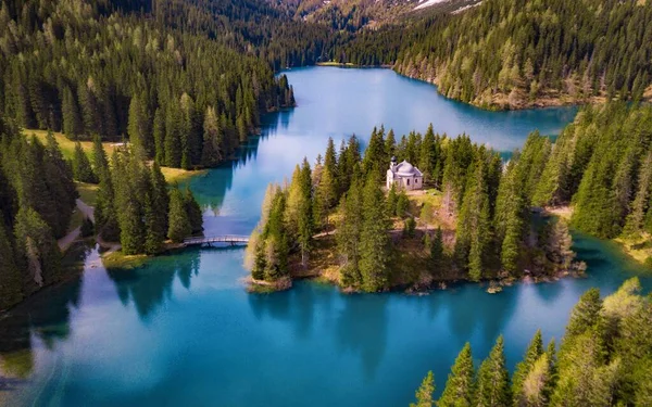 Όμορφη Λίμνη Βουνό Μικρή Εκκλησία Προσκυνήματος — Φωτογραφία Αρχείου