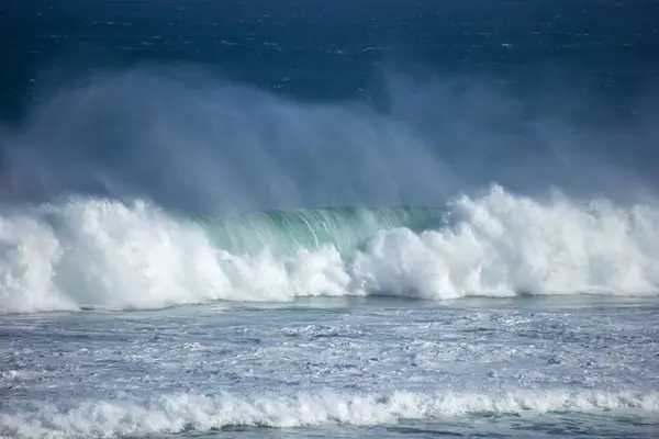 Uma Vista Panorâmica Das Ondas Oceano Cair Num Dia Ensolarado — Fotografia de Stock