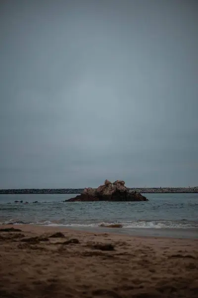 Una Vertical Las Olas Del Océano Estrellándose Contra Las Rocas —  Fotos de Stock