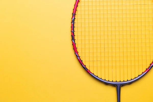 Badminton Raketi Kırmızı Aksanlı Badminton Raket Başı Sarı Arkaplanda Kopyalama — Stok fotoğraf