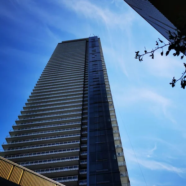 澄んだ空の下でガラスバルコニー付きの超高層ビルの低角度ショット — ストック写真