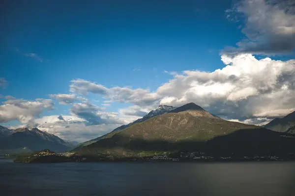 Une Vue Panoramique Sur Mer Les Montagnes Côtières Sous Ciel — Photo