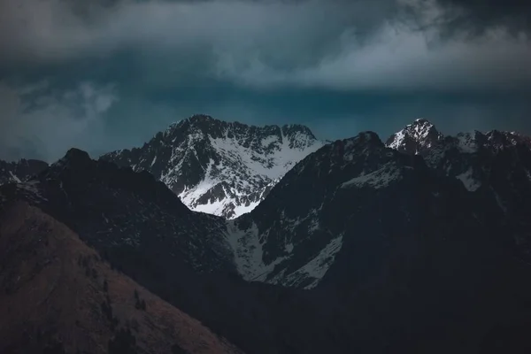 Uma Vista Panorâmica Uma Cordilheira Parcialmente Coberta Neve Sob Céu — Fotografia de Stock