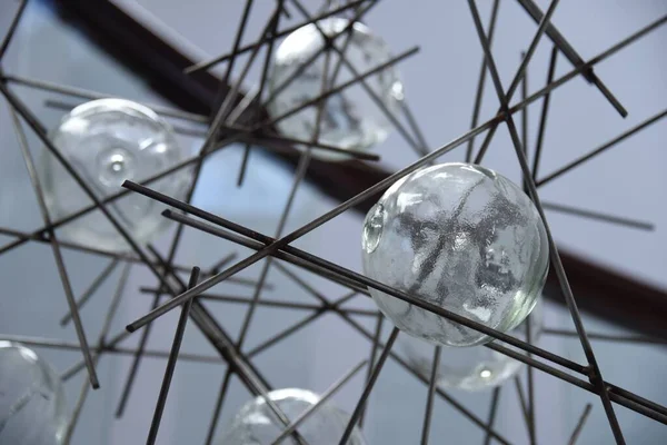 Havada Asılı Çağdaş Bir Tasarımı Olan Güzel Bir Lambanın Yakın — Stok fotoğraf