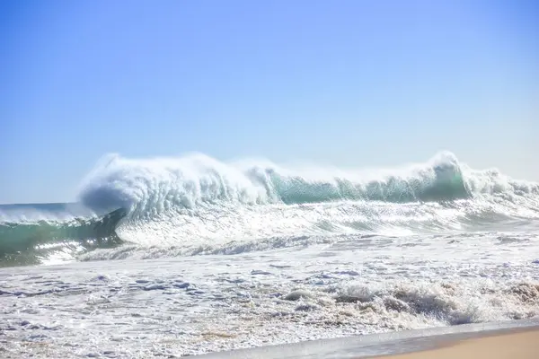 Мальовничий Вид Океанські Хвилі Під Блакитним Небом Сонячний День — стокове фото