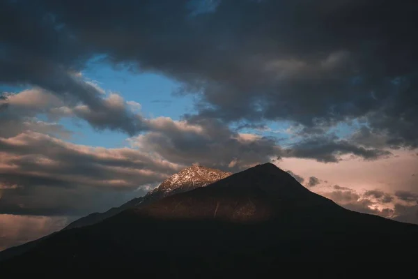 劇的な曇天下の山々の景色 — ストック写真