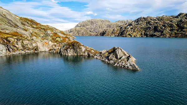 Uma Vista Aérea Lago Cercado Por Montanhas Rochosas — Fotografia de Stock