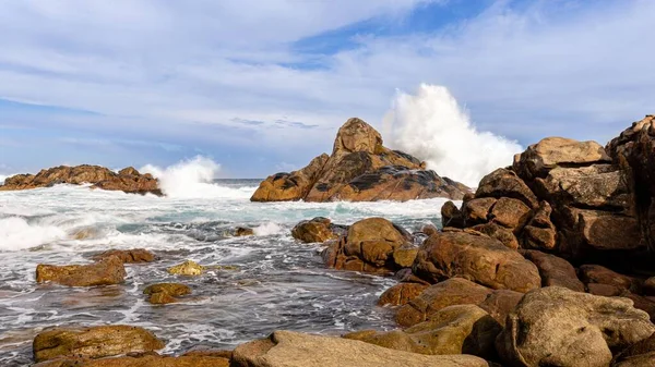 Una Vista Panorámica Las Olas Del Océano Estrellándose Contra Las — Foto de Stock