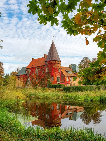 Vue Verticale Château Ortofta Réfléchissant Sur Une Piscine Eslove Comté — Photo